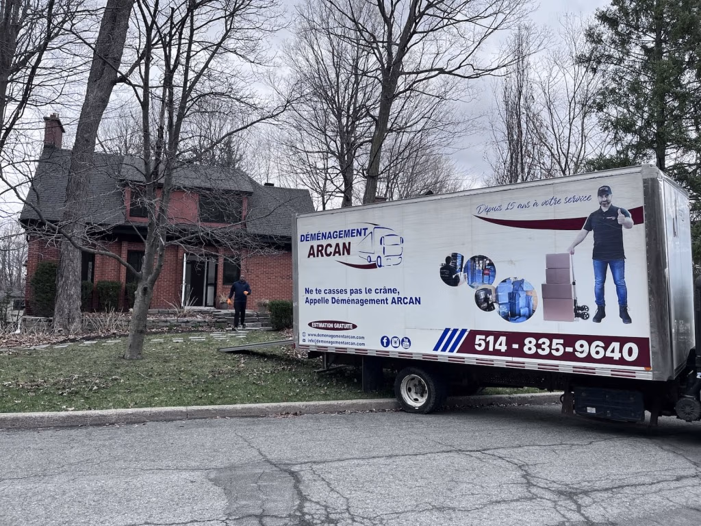 Déménagement Laval – Camion devant maison en briques à Laval