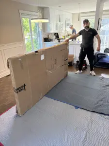 Élément de mobilier démonté protégé avec du carton
