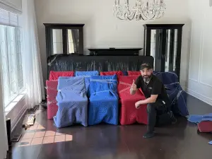 Chaises protégées individuellement par des couvertures