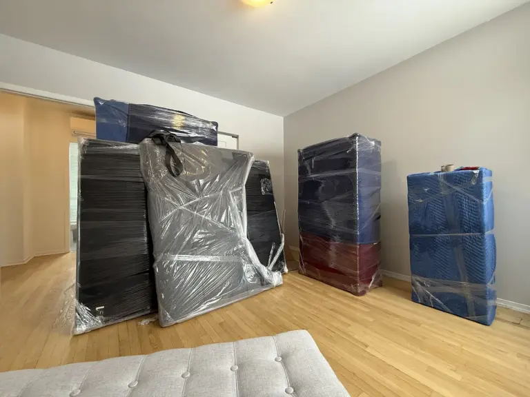 Matelas et éléments de mobilier emballés avant le déménagement