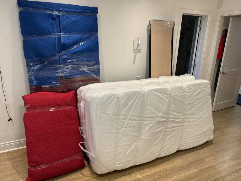 Matelas sous housse et mobilier enveloppé de couvertures