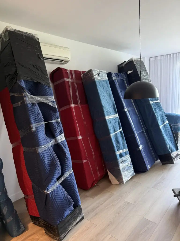 Meubles enveloppés de couvertures et de pellicule, prêts à être transportés