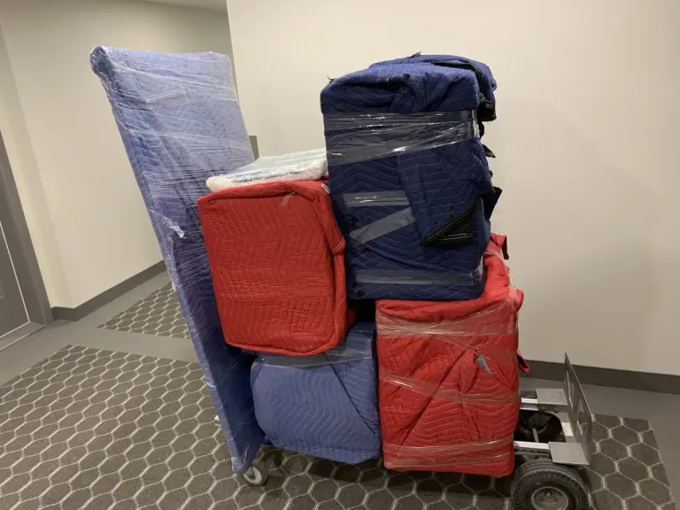 Meubles enveloppés de couvertures sur un chariot de transport
