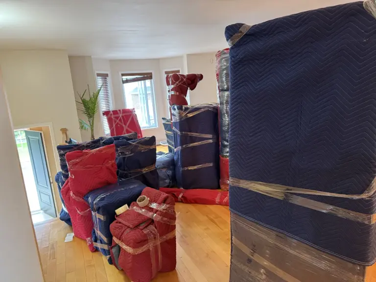 Mobilier enveloppé et regroupé avant le chargement