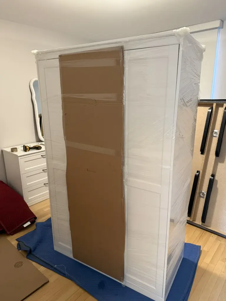 Panneau de mobilier protégé avec du carton