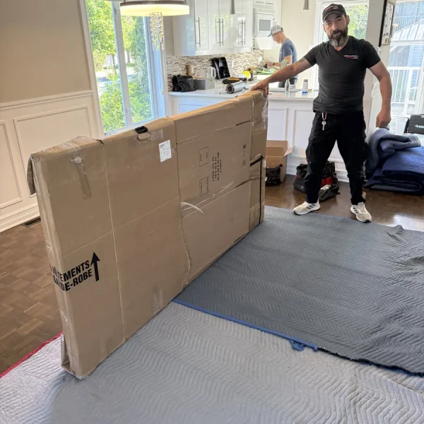 Élément de mobilier démonté protégé avec du carton