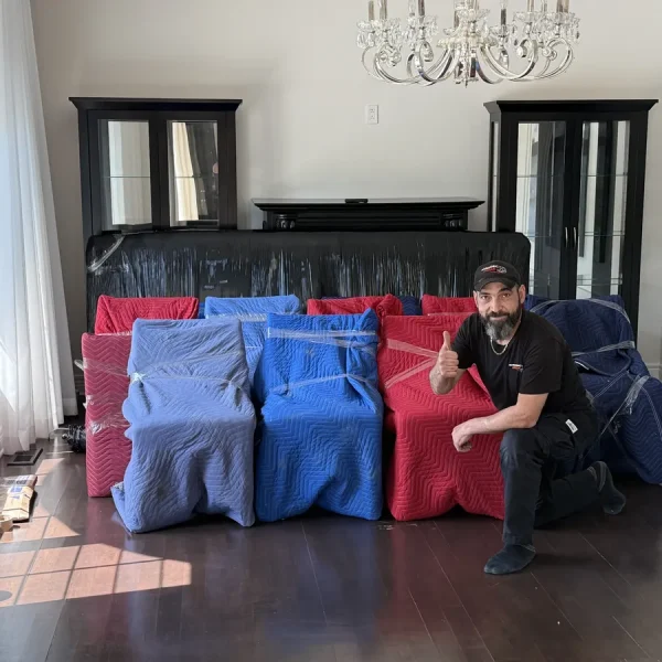 Chaises protégées individuellement par des couvertures