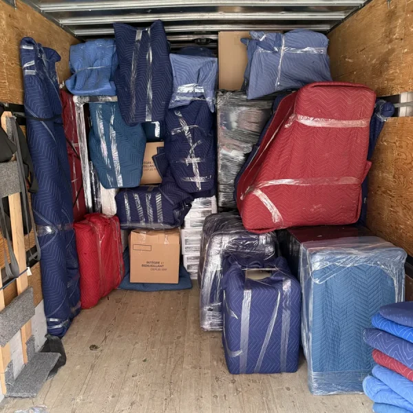 Meubles et boîtes rangés dans le camion avec leurs protections