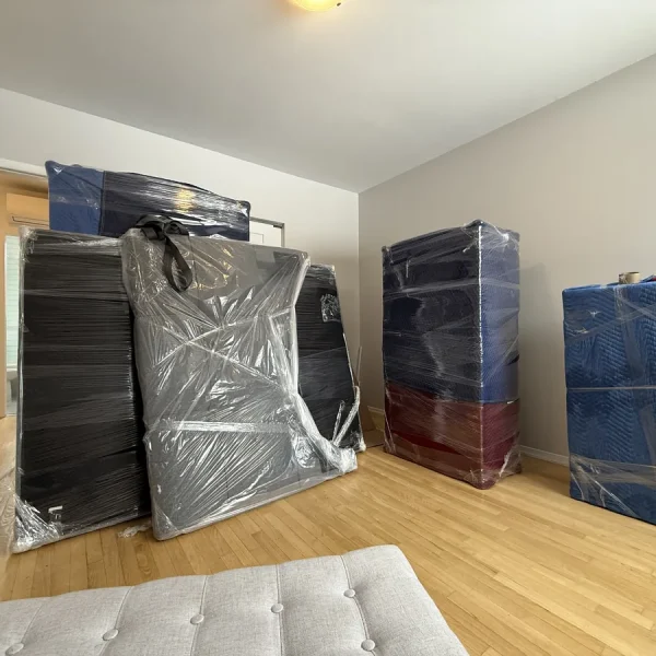 Matelas et éléments de mobilier emballés avant le déménagement