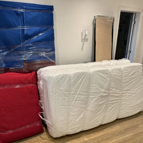 Matelas sous housse et mobilier enveloppé de couvertures