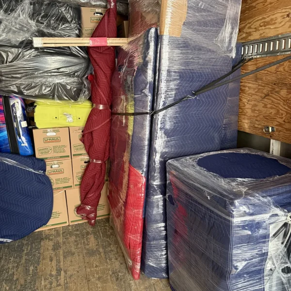 Meubles protégés et maintenus dans le camion