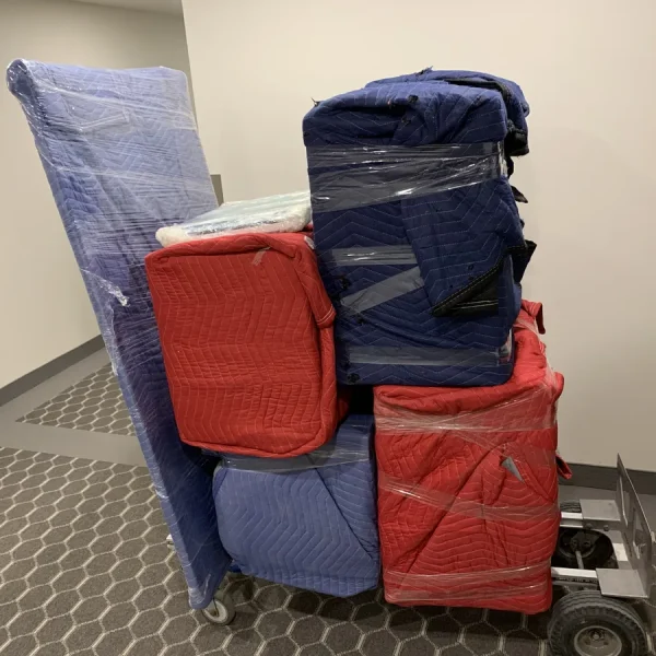 Meubles enveloppés de couvertures sur un chariot de transport