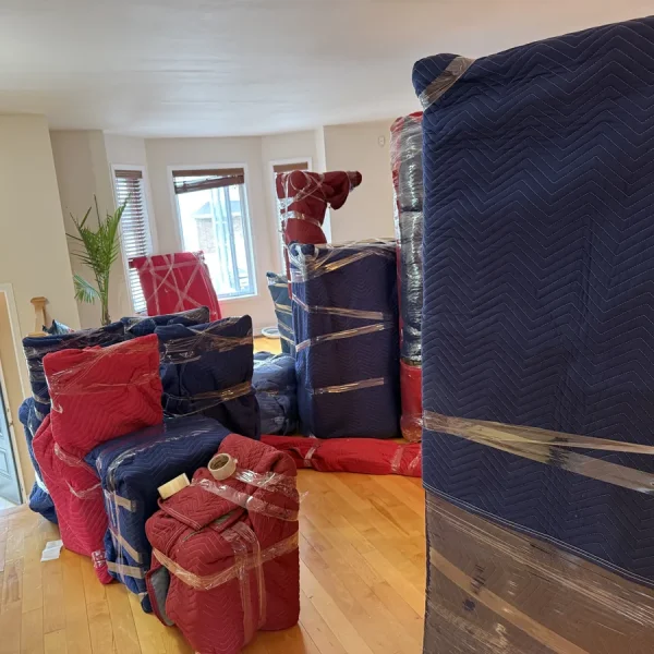 Mobilier enveloppé et regroupé avant le chargement